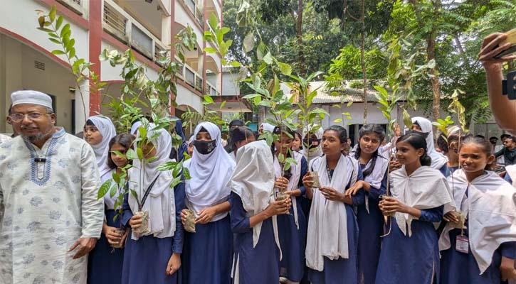 মাগুরায় শিক্ষার্থীদের মাঝে গাছের চারা বিতরণ 